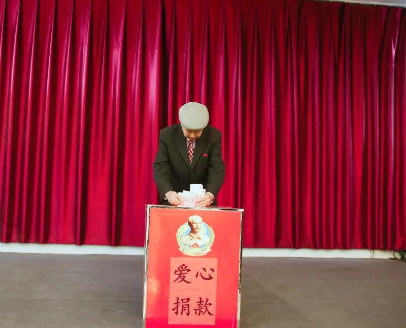 石家庄白求恩医学中等专业学校师生为重病学生张哲爱心捐款