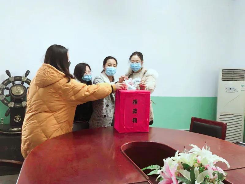 石家庄白求恩医学中等专业学校师生为重病学生张哲爱心捐款