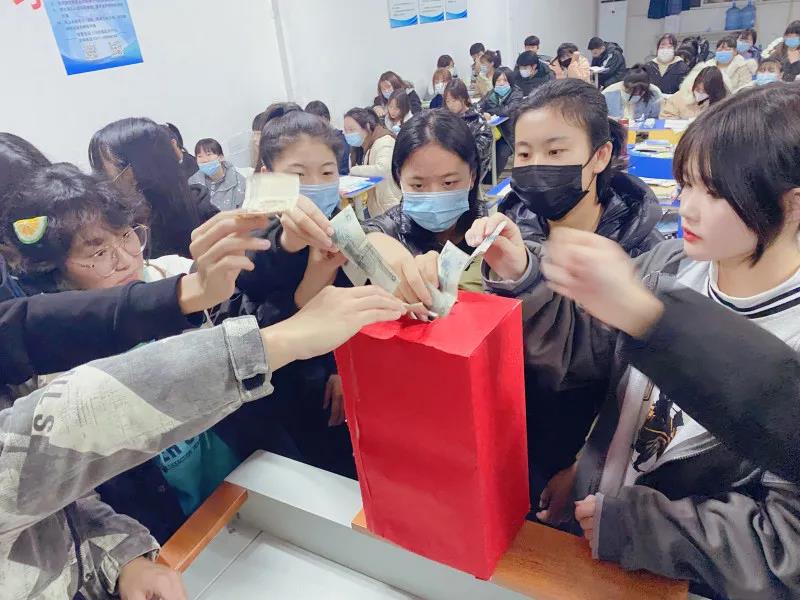 石家庄白求恩医学中等专业学校师生为重病学生张哲爱心捐款