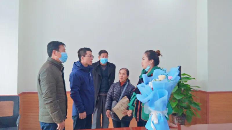 石家庄白求恩医学中等专业学校师生为重病学生张哲爱心捐款