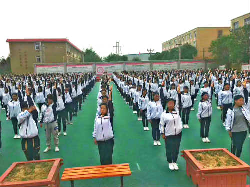 石家庄天使护士学校身穿校服做课间操