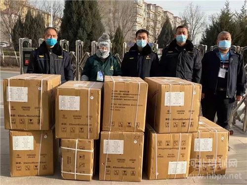 常务副校长尹志军（右一）参加抗疫志愿者