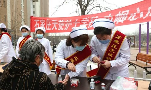 石家庄天使护士学校志愿者到社区测血压