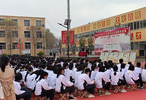 石家庄天使护士学校学生认真听安全法制教育讲座