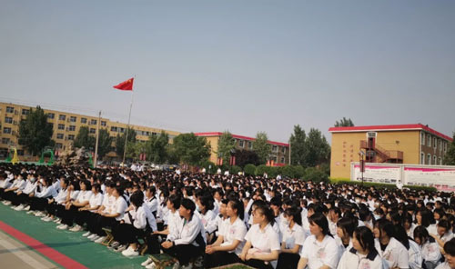 石家庄天使护士学校学生认真倾听安全法制教育讲座