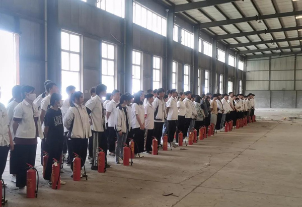 石家庄天使护士学校举行消防灭火器使用演练