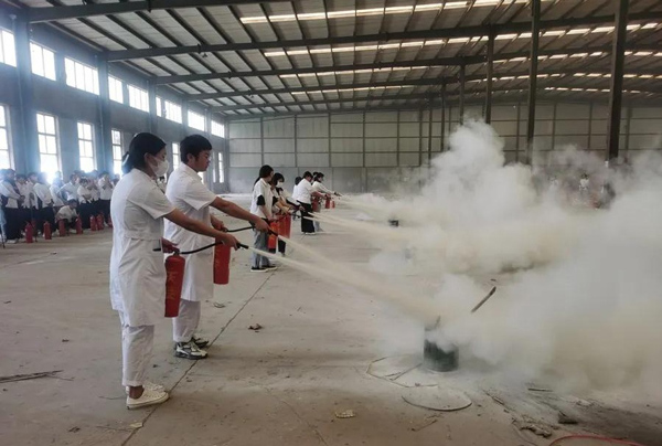 石家庄天使护士学校举行消防灭火器使用演练