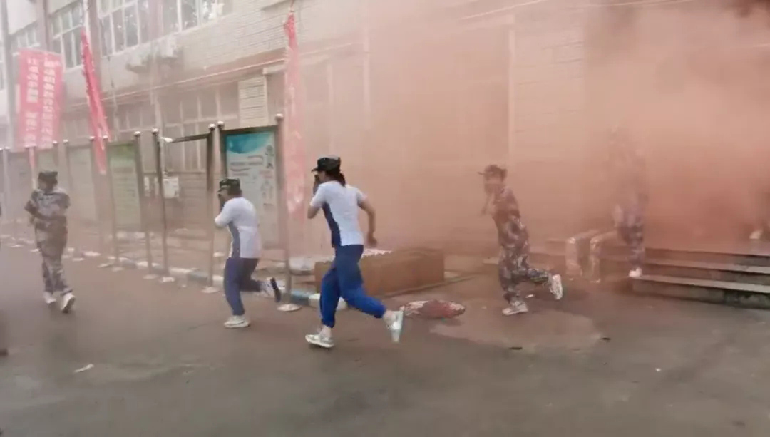 拉响警钟 全员撤离