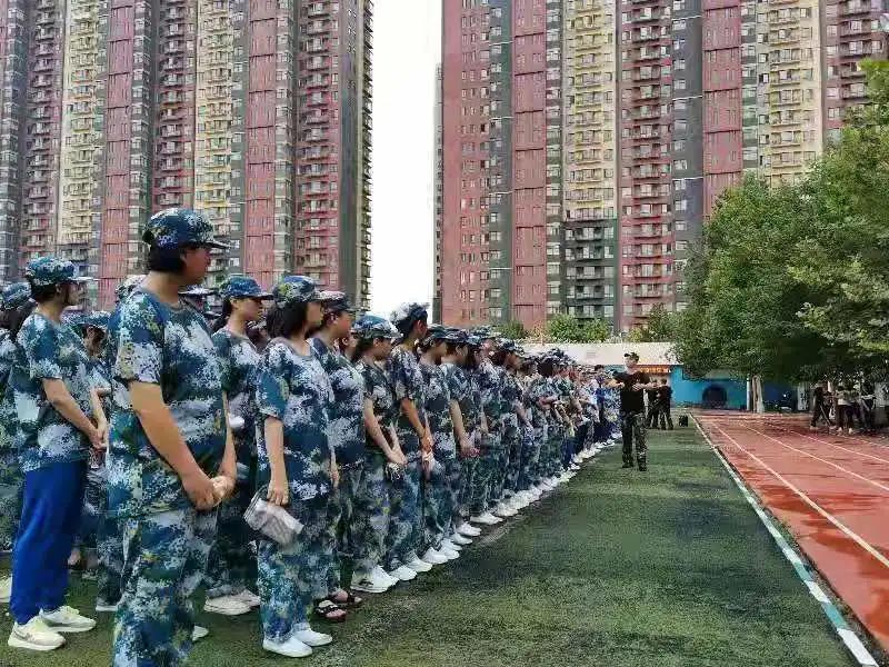 讲解了灭火器的使用方法