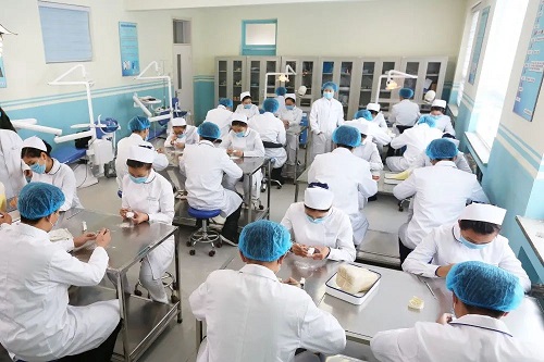 口腔修复专业学生实训课
