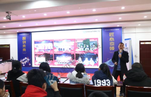 石家庄新华电脑学校周末研学游听老师介绍专业