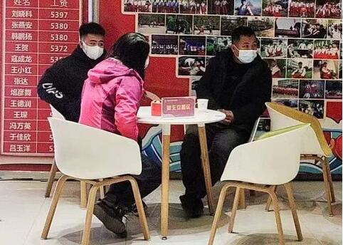 北方医学招生咨询处正在接待前来咨询上学的家长