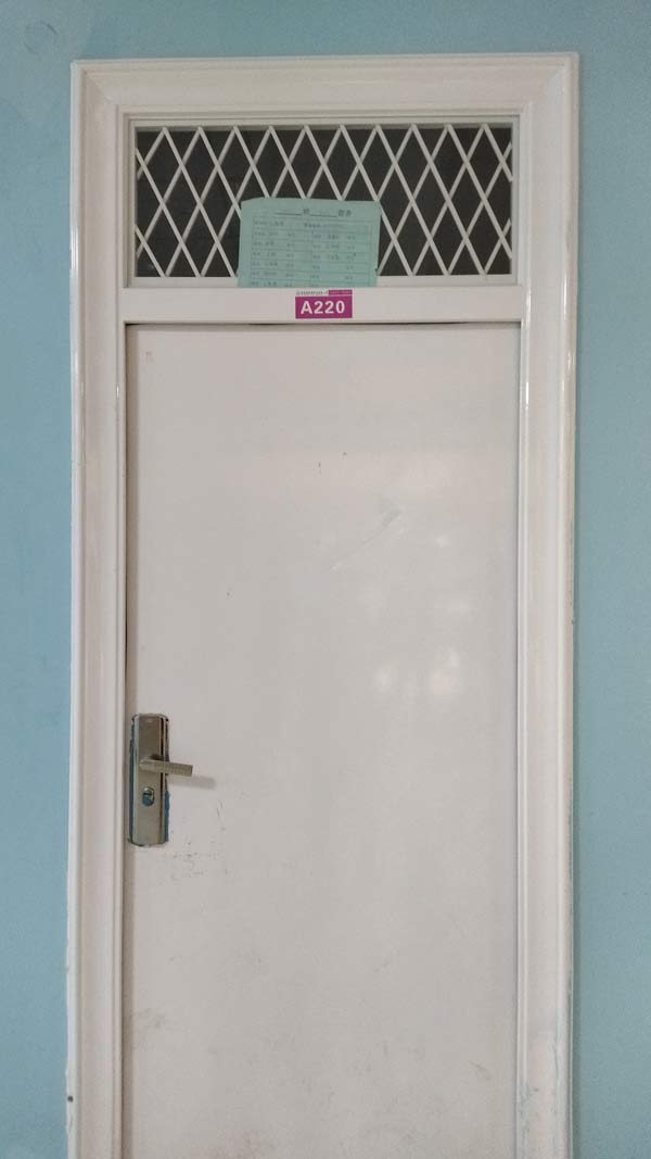 石家庄天使护士学校男生宿舍门口