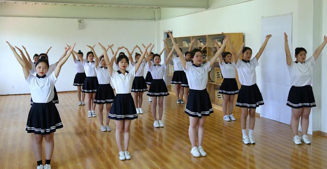 石家庄花都学校幼师专业学生舞蹈课