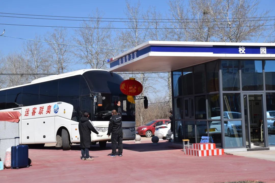 集中无接触运送学生安全返校