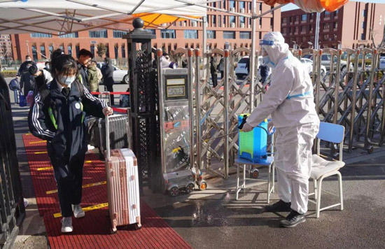 进入校园的学生行李进行消毒