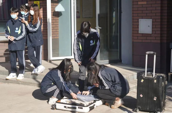 检查学生行李有没有违禁品