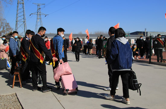 石家庄路翔铁路学校2022年春季新生报到现场