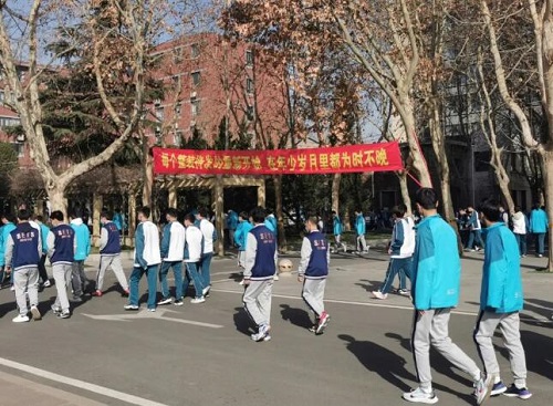 石家庄工程技术学校的学生们