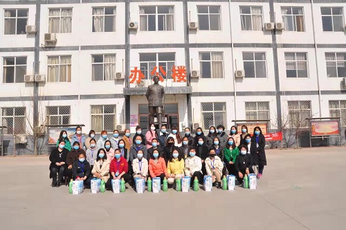 女教职工代表与薛董事长和学校主要领导合影留念