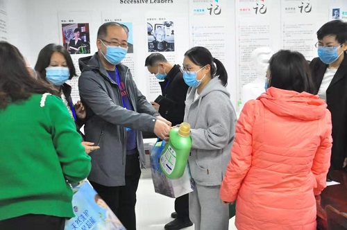 学校工会主席李寿铎向全体女教职工送上了节日祝福