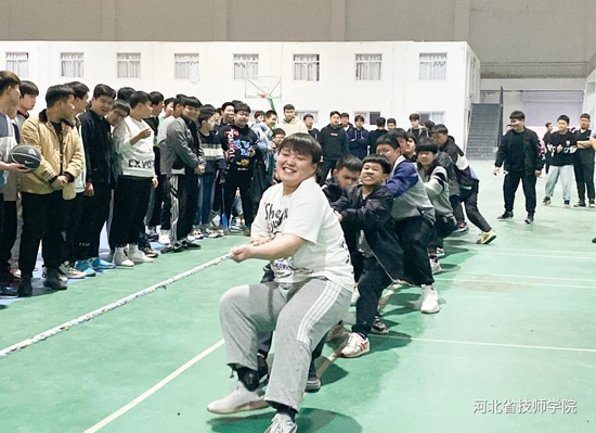 河北省技师学院学生拔河比赛