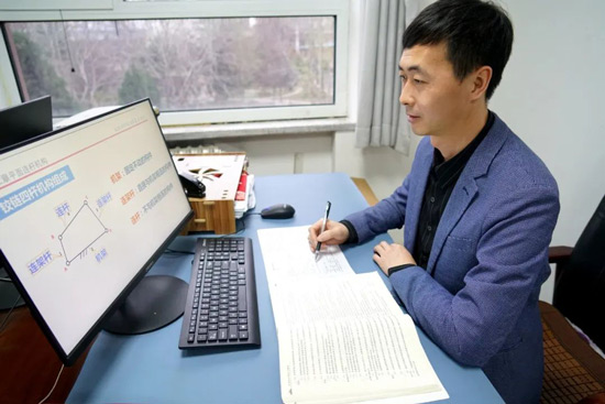 石家庄工程技术学校教师正在备课