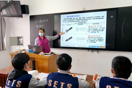 石家庄工程技术学校学生上课