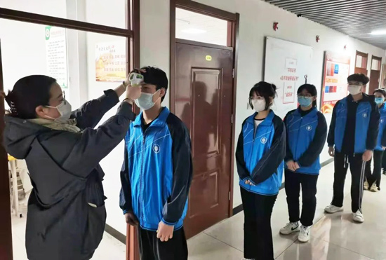 石家庄教联中等专业学校学生测温