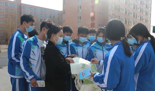 卫健局工作人员向同学们详细讲解