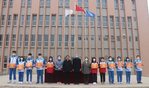 校领导与获奖学生合影