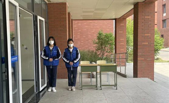 石家庄财经商贸学校执勤学生