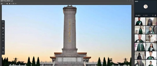 同学们向革命烈士默哀致悼