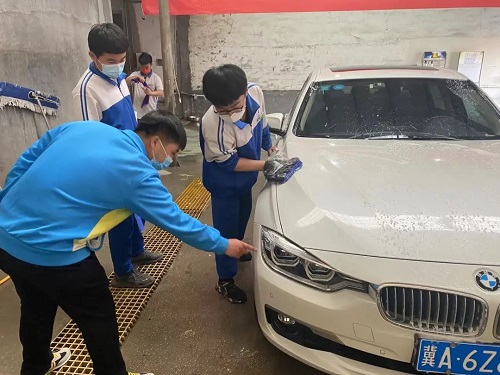 汽车运用与维修专业学生开展检查学习实践工作