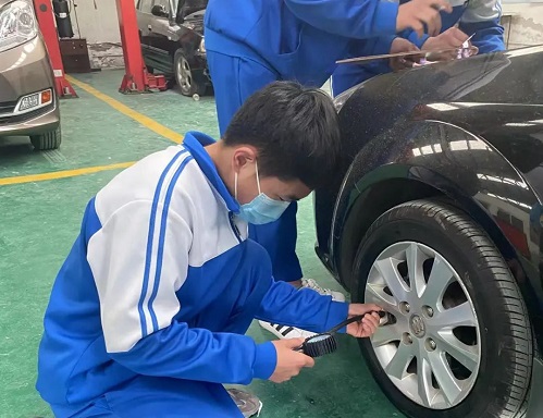 汽车运用与维修专业学生汽车检查学习实践工作