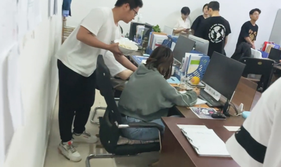 石家庄华美铁路学校学生给值班老师送饺子