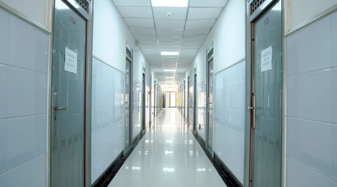 石家庄冀联医学院宿舍楼道