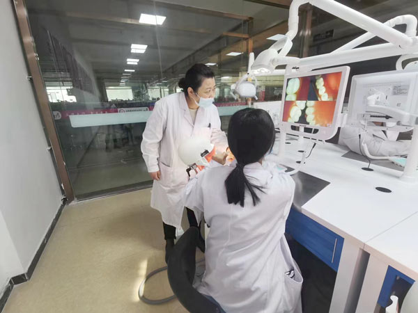 石家庄天使护士学校口腔专业学生实训课