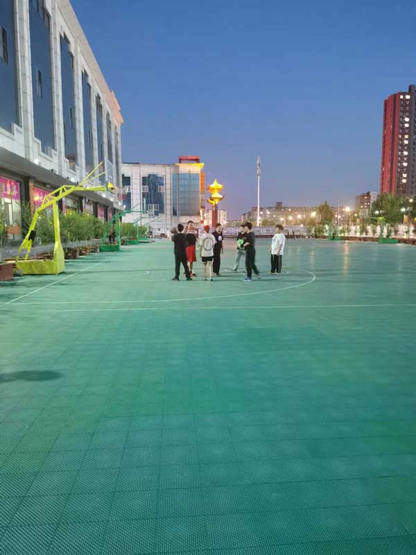 石家庄天使护士学校学生在玩篮球