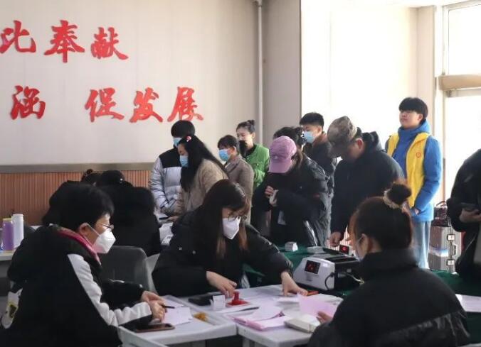 东华正在办理报到手续的新生