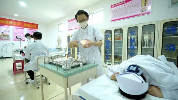 石家庄天使护士学校学生拔罐比赛
