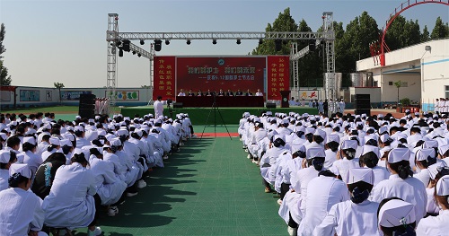 在校领导和全体师生参加