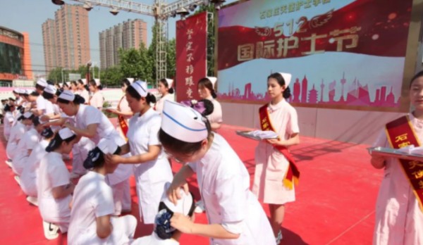 石家庄天使护士学校2023年512护士节授帽仪式