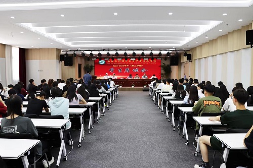 教务处全体教学管理人员、各教研室主任及副主任、各学科骨干教师及100余名班级学生代表参加了座谈会