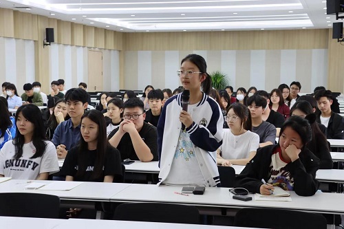学生代表轮流发言