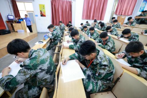 参赛学生正在进行理论考试