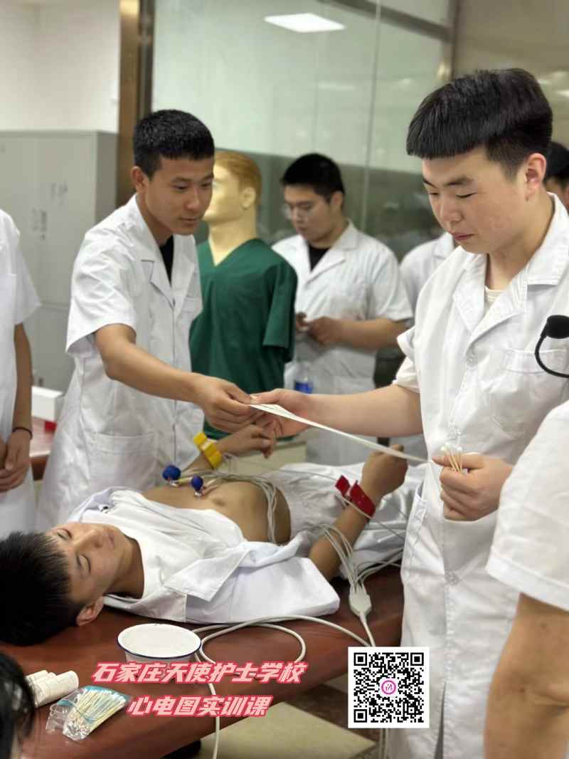 石家庄天使护士学校学生进行心电图实操