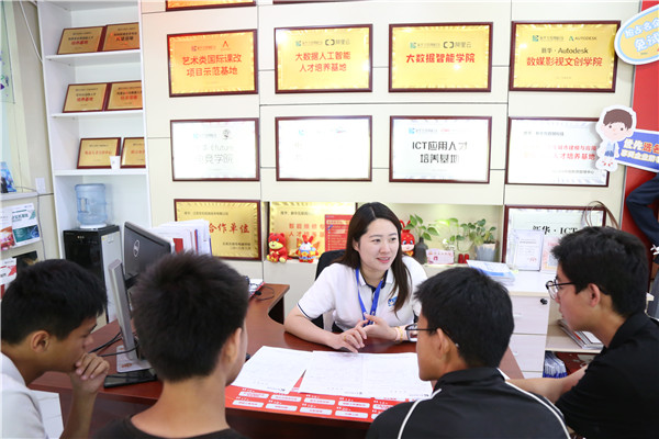 职业规划师和专业指导老师为前来参观咨询的学生答疑解惑