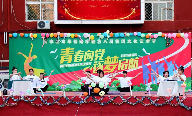 运营系学生表演茶艺瑜伽