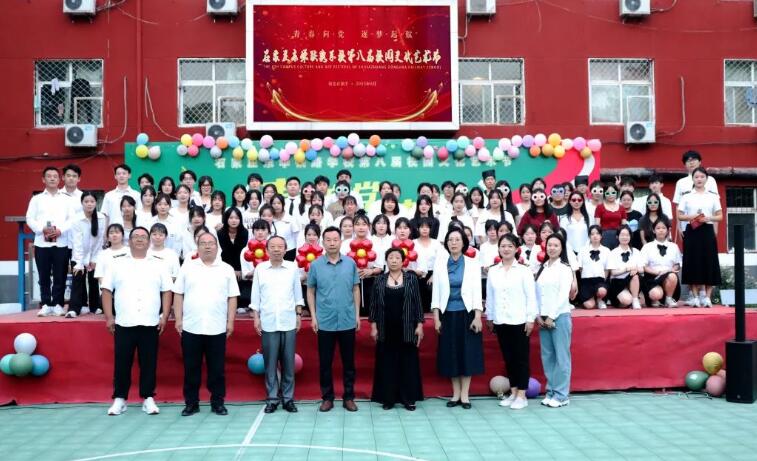 校领导与艺术设计系演职人员合影